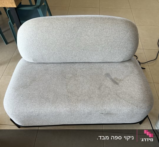 ספה אפורה עם כתמים, דלי ומכונת ניקוי